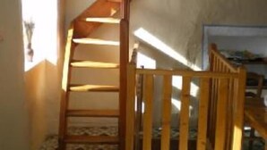 A wooden staircase with a handrail leading to a landing, a tiled floor, and a window with a view of the outside. - country holiday home - BARREME (Clumanc)