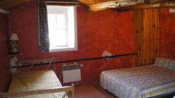 2 bedrooms, iron/ironing board, travel crib