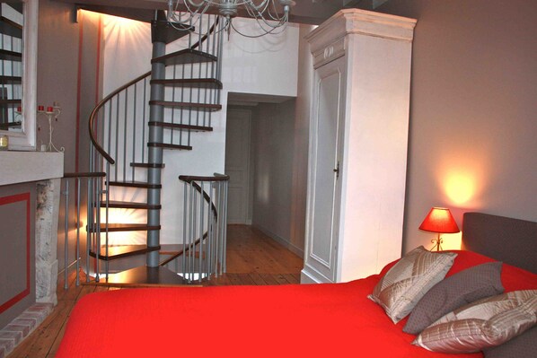 2 camere, una scrivania, ferro/asse da stiro, culla da viaggio