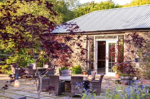 Beautiful Devon farmhouse in an idyllic rural setting for large & small groups.