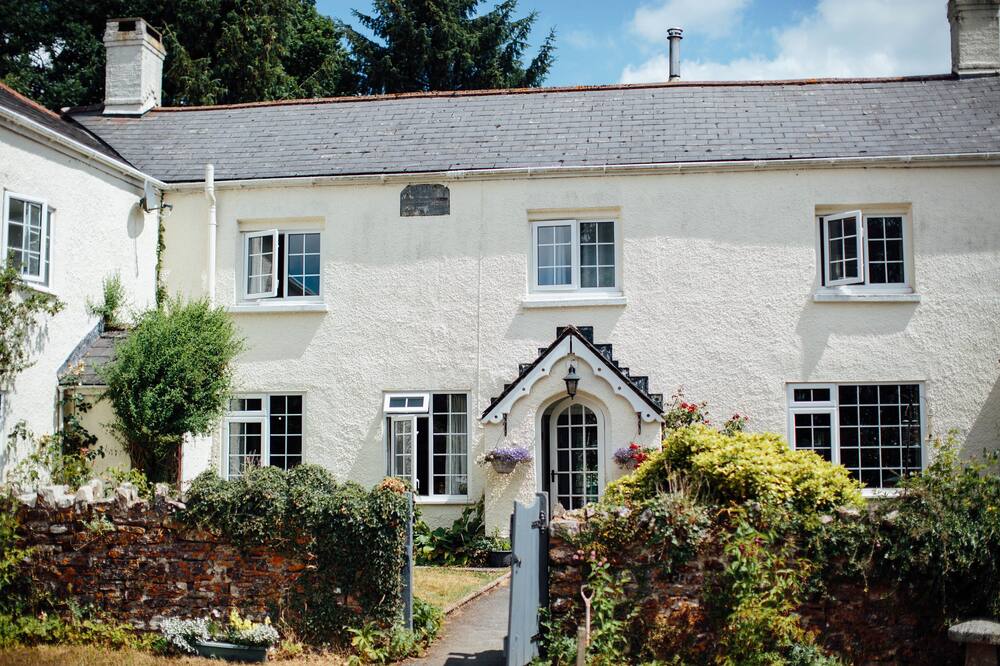 Beautiful Devon farmhouse in an idyllic rural setting for large & small groups.