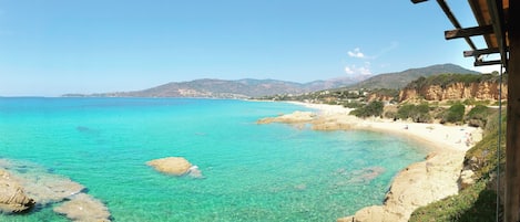Sur la plage, chaise longue