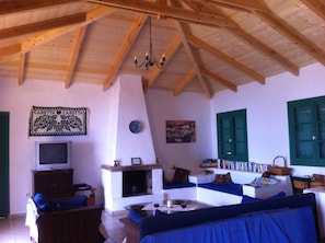 TV connectée, cheminée, lecteur de DVD, table de tennis de table