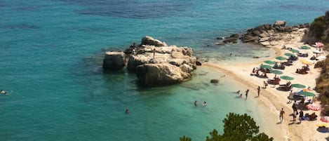 Plage à proximité, chaises longues, serviettes de plage