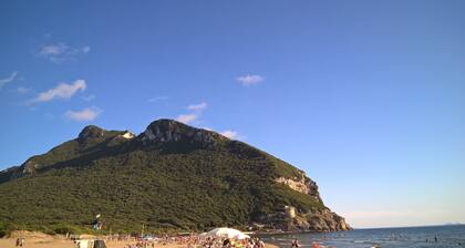 Large single-family villa with 1300 sq m tree-lined garden a stone's throw from the sea