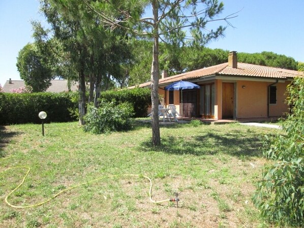 Exterior - Portion of Villa 5 Sleeps 150mt from Giannella beach (Giannella)