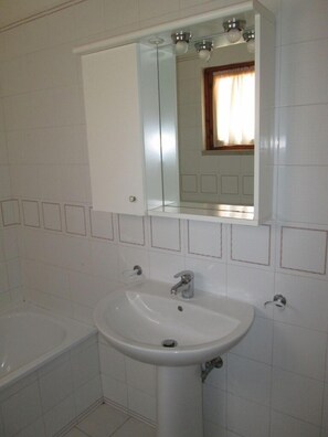 Combined shower/bathtub, bidet, towels, toilet paper - Portion of Villa 5 Sleeps 150mt from Giannella beach (Giannella)