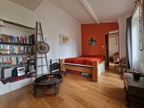 2 bedrooms, desk, free WiFi, bed sheets