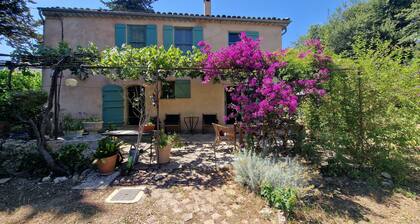 Un petit coin tranquille prĂšs de la mer entre Cannes et Antibes.