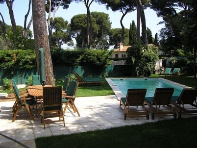 Stylish, Contemporary Villa heated pool, 10 mins walk to Beach 