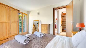 4 bedrooms, in-room safe, iron/ironing board, WiFi