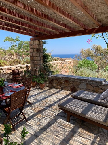 Talo, jossa on kaksi parvea näkymät merelle / talon kaksi parvea on edessään