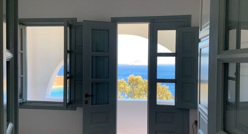 Haus mit zwei Lofts mit Blick aufs Meer / Haus mit zwei Dachböden steht vor der