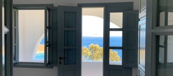 House with two lofts overlooking the sea / house with two lofts is facing the