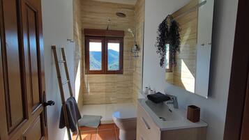 Ensemble douche/baignoire, sĂšche-cheveux, serviettes fournies, savon