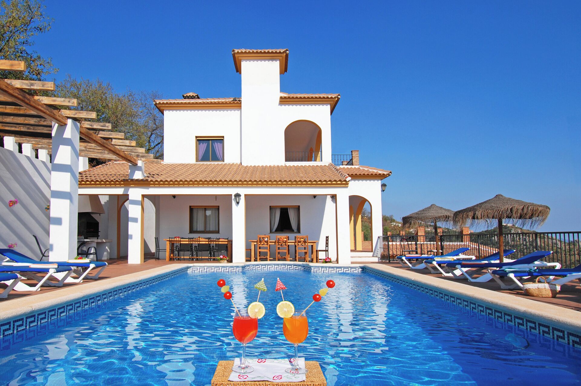 Utendørsbasseng og et oppvarmet basseng