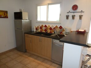 Kjøleskap, mikrobølgeovn, ovn og kokeplater