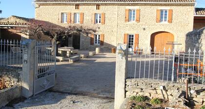 PARC DU LUBERON DANS UN MAS EN PIERRE A CABRIERES d'AVIGNON PRES DE GORDES