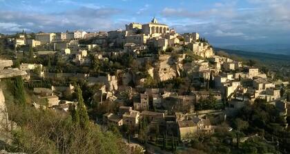 PARC DU LUBERON DANS UN MAS EN PIERRE A CABRIERES d'AVIGNON PRES DE GORDES