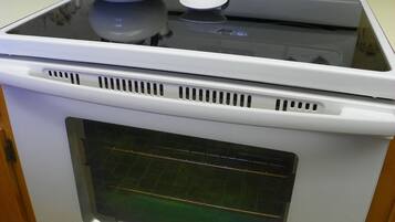 ثلاجة، ميكروويف، فرن، موقد طهي مسطح