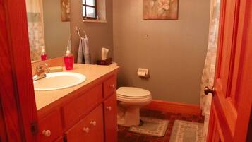 Tina con regadera, secadora de cabello, toallas