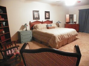 3 habitaciones, tabla de planchar con plancha, wifi y ropa de cama 