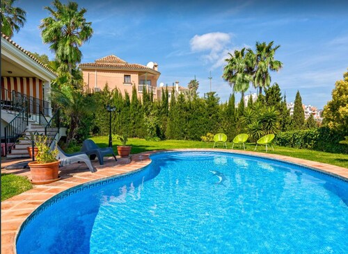 Villa for 6 with private pool by the Golf course of Miraflores