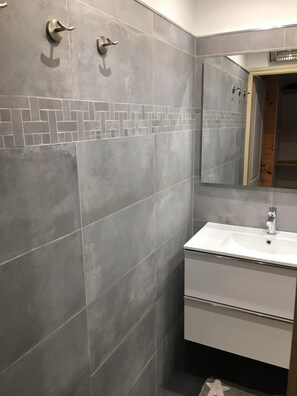 Baignoire, sèche-cheveux