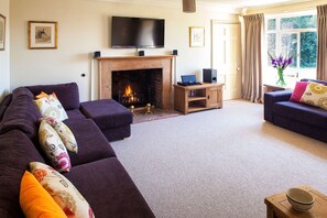 Televisión, reproductor de DVD, tenis de mesa y libros 