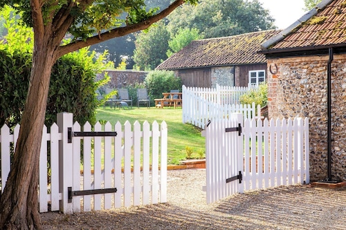 Houghton Farmhouse - sleeps 18 guests  in 7 bedrooms