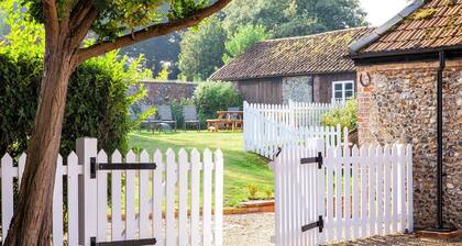 Houghton Farmhouse - sleeps 18 guests in 7 bedrooms