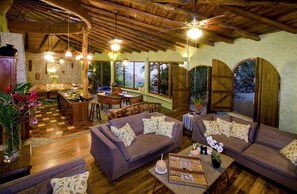 Smart TV, DVD player, foosball, books - Spacious Villa, 3 Pools, Rooftop Sundeck, Ocean Views, Chef Included (Manuel Antonio)