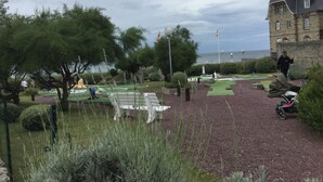 Un terrain de golf avec un bâtiment en pierre en arrière-plan.
