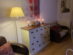 TV, fireplace, DVD player, books