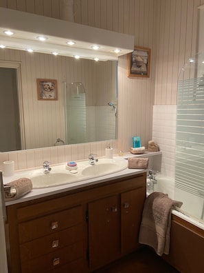 Badewanne, kostenlose Toilettenartikel, Haartrockner, Handtücher