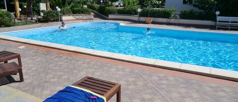 Una piscina al aire libre