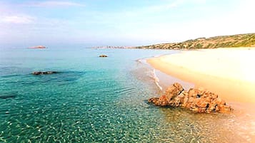 Una spiaggia nelle vicinanze, lettini da mare