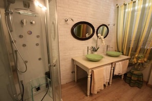 Shower, hair dryer, towels, toilet paper - House with private pool in the countryside of Pienza (Pienza)