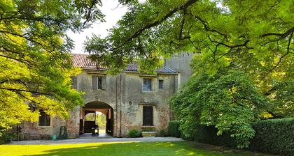 17th Century Venetian Villa with private Pool and park