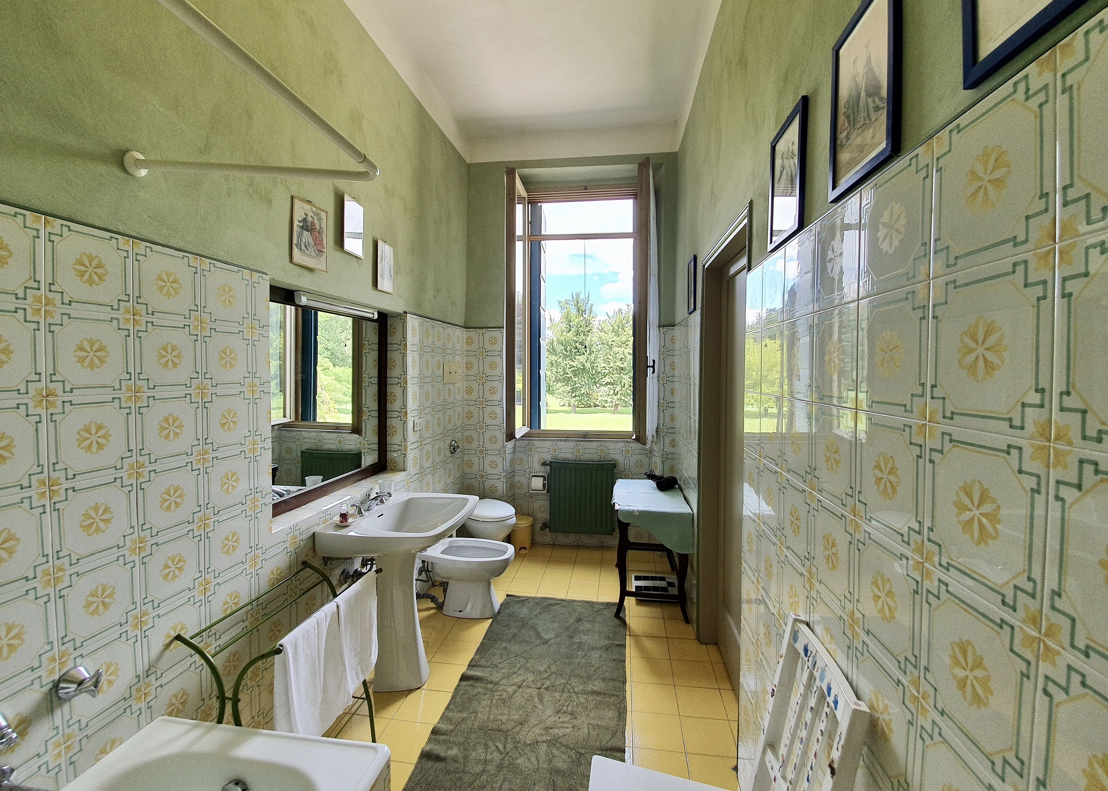 Combined shower/bathtub, hair dryer, bidet, towels