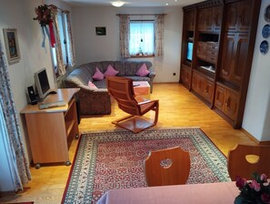 TV, DVD player, books, music library - Nice apartment at ground level in Ruhpolding, children and pets are welcome (Bayern)