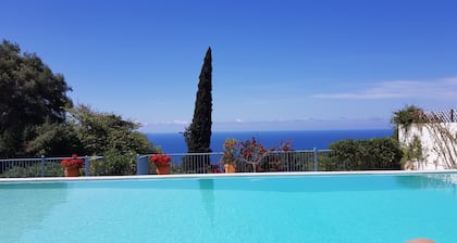 Belle vue mer villa avec piscine à débordement
