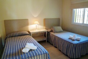 2 chambres, fer et planche à repasser, lit de bébé portatif, Wi-Fi