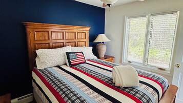 4 habitaciones, escritorio y tabla de planchar con plancha