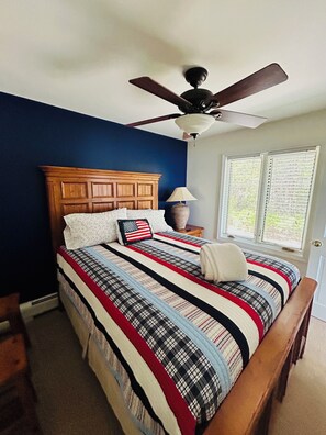 4 habitaciones, escritorio y tabla de planchar con plancha
