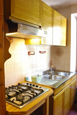 KĂŒhlschrank, Ofen, Herdplatte, Wasserkocher mit Kaffee-/Teezubehör