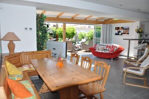 Dining - Minutes from the beach, pool inside the residence, shopping facilities nearby (Sainte-Marie)