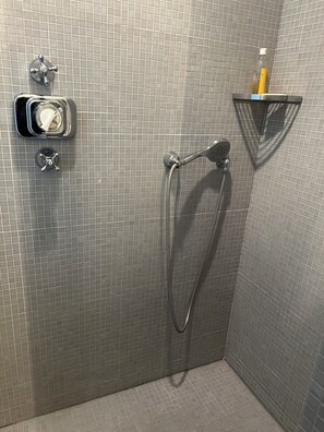 Douche, séchoir à cheveux, serviettes fournies, savon