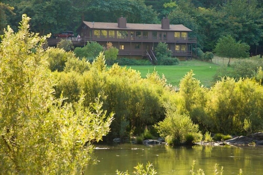 Most Spectacular River Front House on the Rogue River