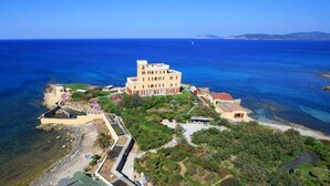 An aerial view of a coastal property with a large building, a fortified structure, and lush greenery. - 100 meter from the sea, nice apartment in centre of Alghero with terrace  (Alghero)